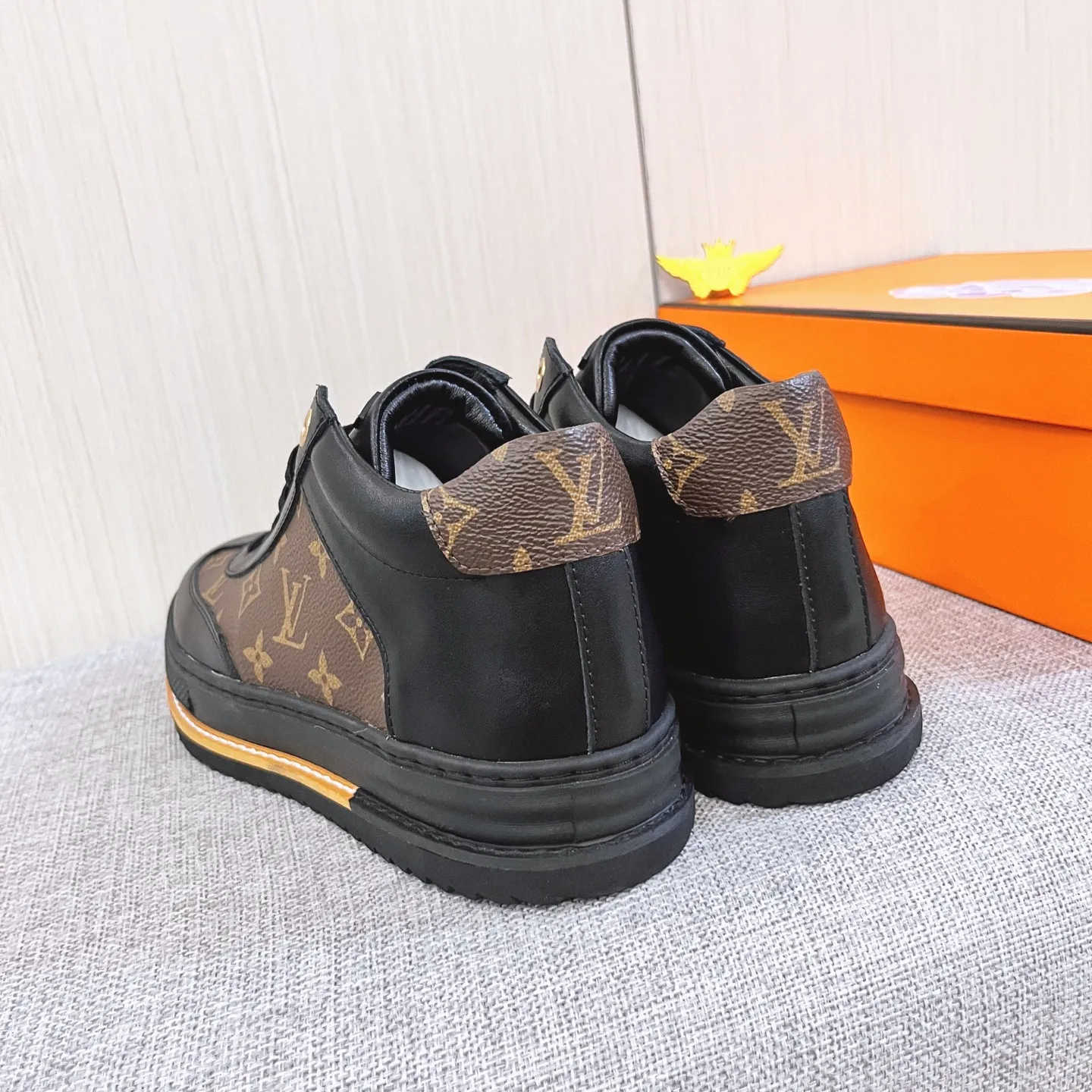 Men's shoes 💰 440 men's shoes 💰 [ LV ] 🔥 Louis Vuitton, high-end men's shoes brand official website 1:1 latest masterpiece: uppers are made of Italian imported first-layer cowhide with comfortable and breathable lining ➕ original non-slip and wear-resistant outsole 🔥, making walking more convenient and comfortable! An exclusive new model, a stunning work, a beautiful 1:1 replica [color] compared to the official quality! Create a fashionable personality to set off your uniqueness! A must-have for trendy men! Classic 🔥Size: 38-44 Color: 🔥 2⃣️colors available🔥.